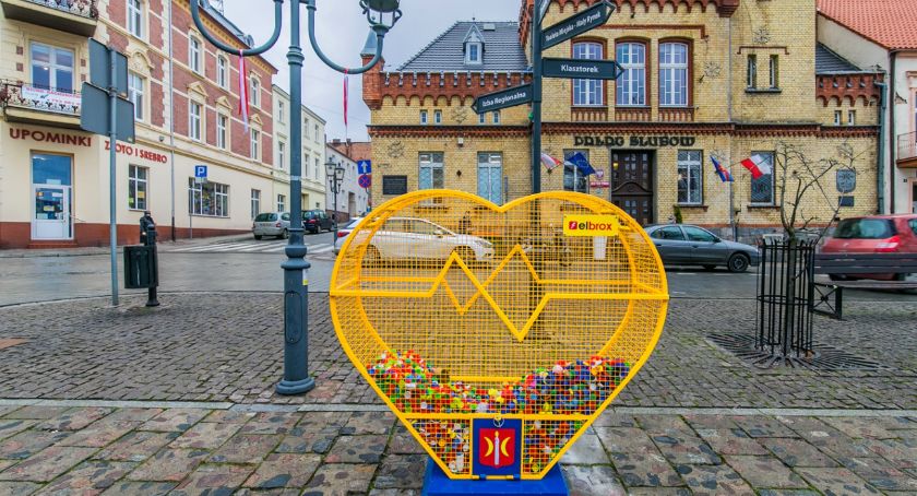 Na Dużym Rynku w Świeciu stanęło serce do zbierania nakrętek. Będą kolejne!