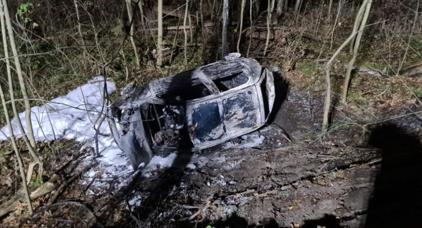 Strażacy wydobyli z samochodu spalone ciała dwóch osób. Tragiczny wypadek pod Chełmnem