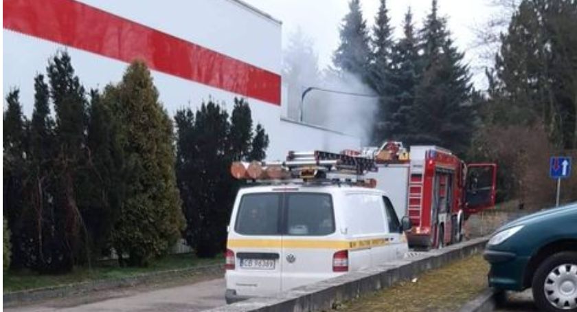 Pożar w firmie w Lnianie. Na miejscu działa straż pożarna [AKTUALIZACJA]