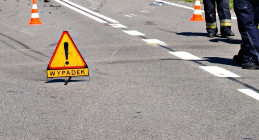 Dostawczy mercedes rozsypał się na krajowej drodze. Konstrukcja spadła na jezdnię
