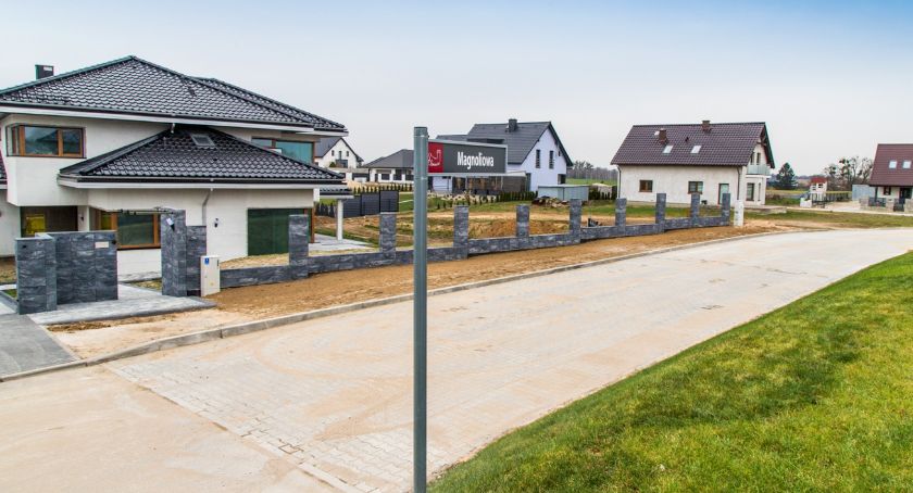 W Sulnowie przybywa nowych dróg. Na ul. Magnoliowej położono kostkę