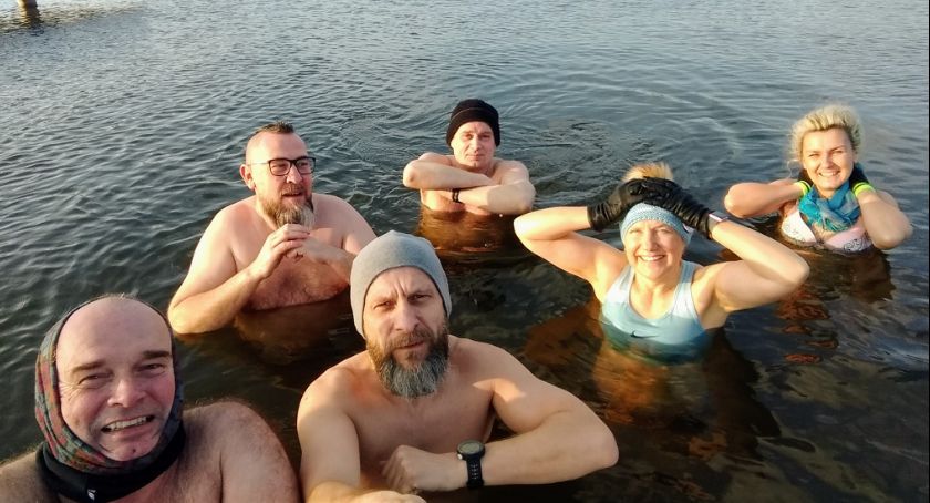 Tak hartują się morsy ze Świecia. Trwa sezon na zimne kąpiele