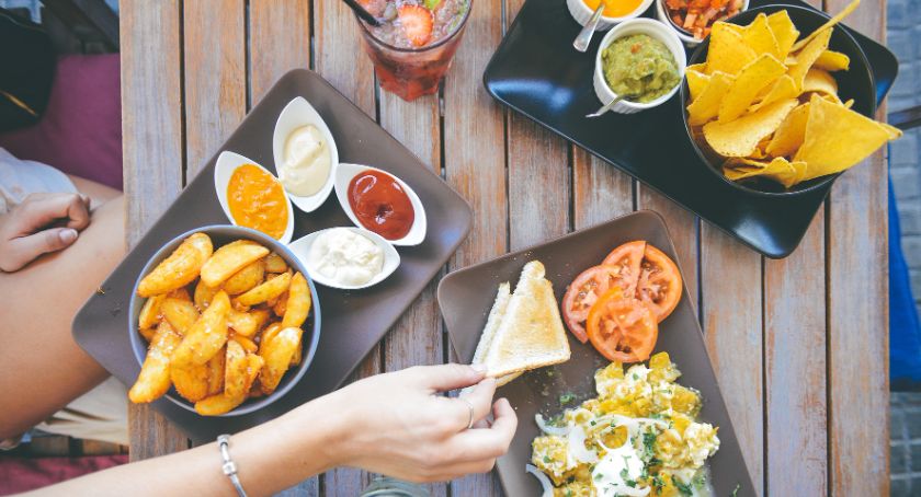Restauratorzy przygotowali wysmakowane dania na jutrzejszy obiad. Można zamówić z dowozem lub odebrać samemu