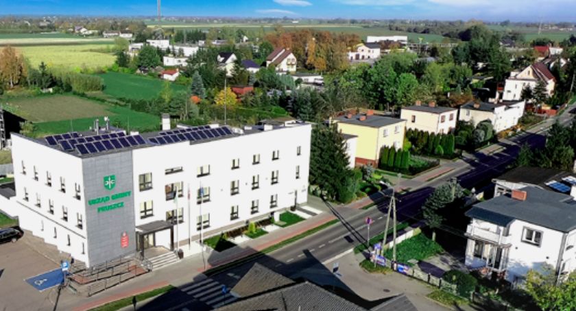 Jak funkcjonuje Referat Świadczeń Rodzinnych w Urzędzie Gminy w Pruszczu? Mieszkanka się skarży, wójt odpowiada