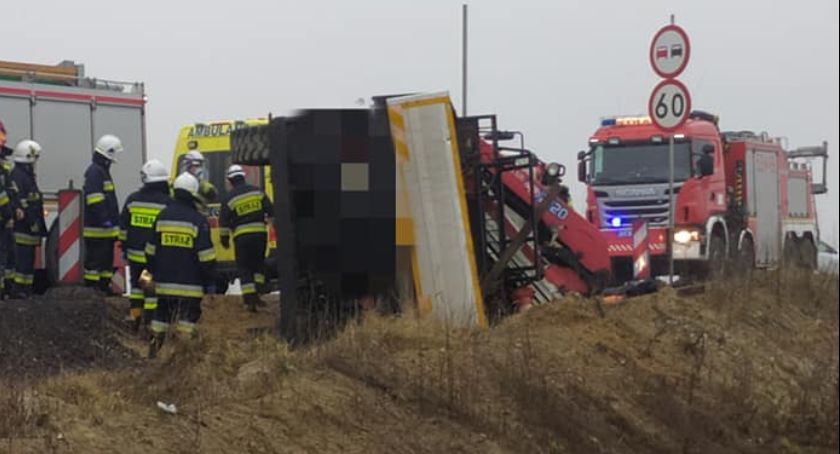 Wypadek w Zbrachlinie. Ciężarówka wpadła do rowu [ZDJĘCIA]