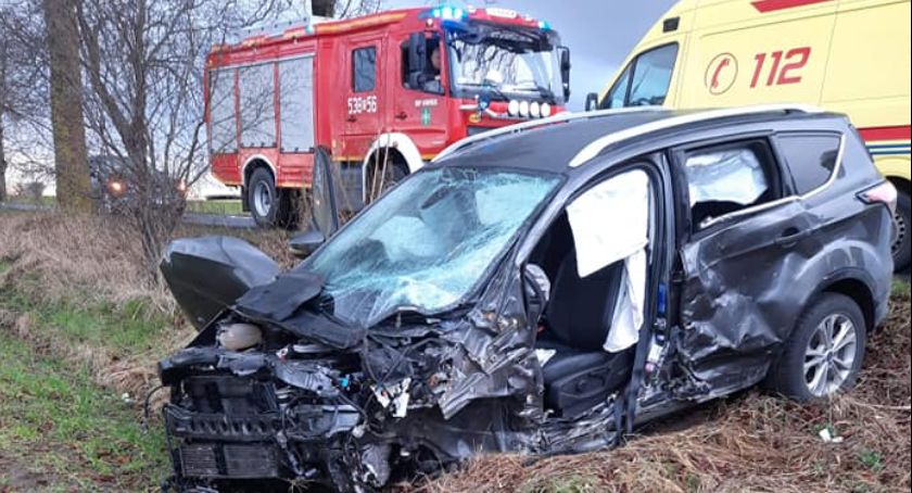 Wypadek w Łaszewie. Pijana kobieta uderzyła w drzewo [ZDJĘCIA]
