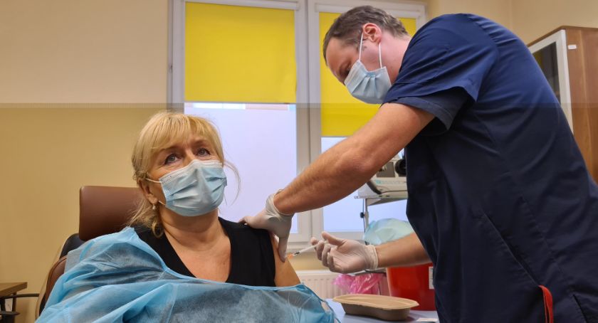 Szczepionki przeciw Covid-19 dotarły do naszego województwa. Jako pierwsza zaszczepiła się pielęgniarka z Grudziądza 