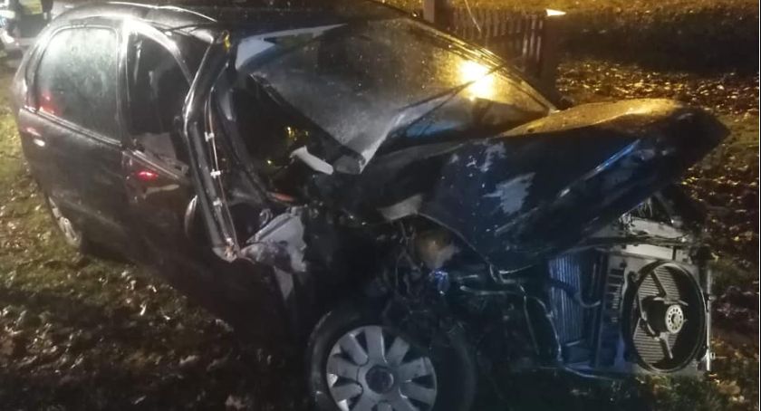 Wypadek w Płochocinie. Samochód uderzył w drzewo