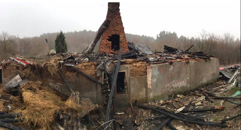 Zbiórka darów dla pogorzelców z Komorska. Dzisiaj strażacy dogaszali pogorzelisko [ZDJĘCIA]