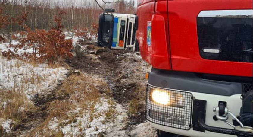 Cysterna stoczyła się do przydrożnego rowu. Ruch odbywa się wahadłowo