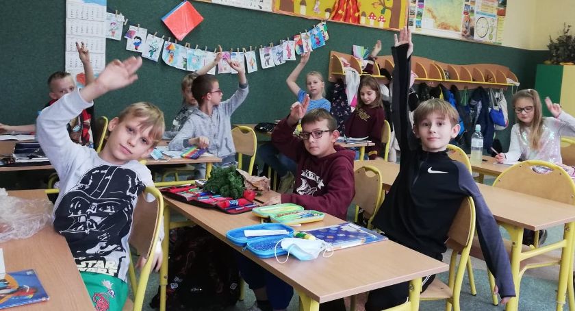 Najmłodsze dzieci wrócą do szkół. Pozostałe obostrzenia pozostają restrykcyjne