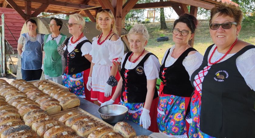 W Janiej Górze uczą jak wypiekać chleb. Zapach świeżego bochenka przywraca wspomnienia z dziecięcych lat