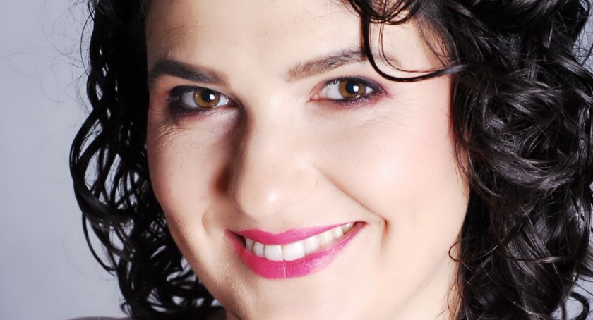 Weronika Briegmann namaluje na biżuterii nawet portret. Co oferuje BiżuWeria?