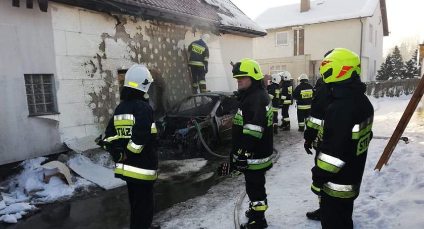 Spłonęły dwa peugeot 307. Od jednego opaliła się elewacja domu