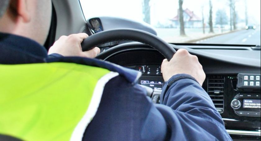 Pościg policji z Grudziądza za mieszkańcem powiatu świeckiego. Mężczyzna porzucił auto i zaczął uciekać pieszo