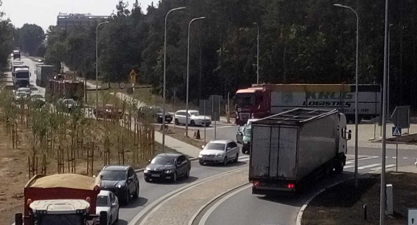 Ciężarówka zablokowała rondo. To nie jedyne zdarzenie drogowe od wczorajszego popołudnia
