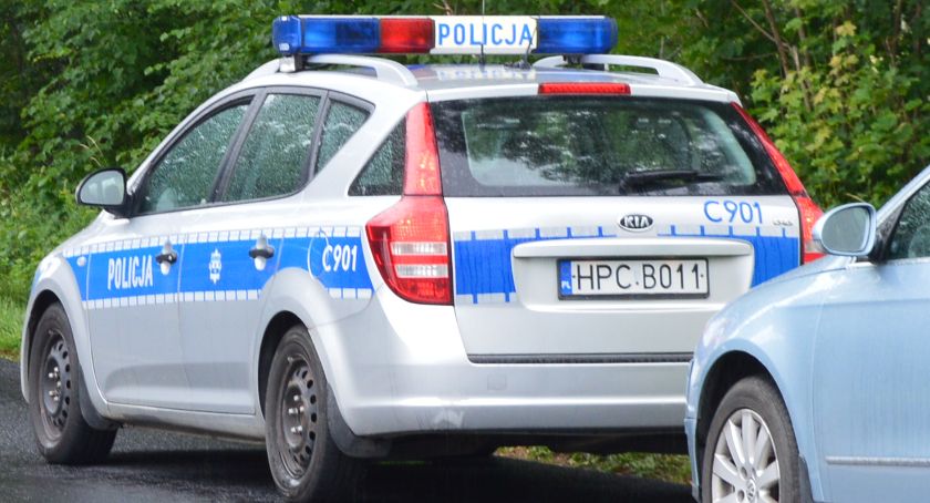Kierowca citroena uderzył w drugi samochód i uciekł. Odnaleźli go policjanci