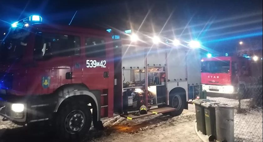 Pożar w kotłowni w Warlubiu. Ogień przeniósł się na elewację sąsiedniego budynku [ZDJĘCIA]