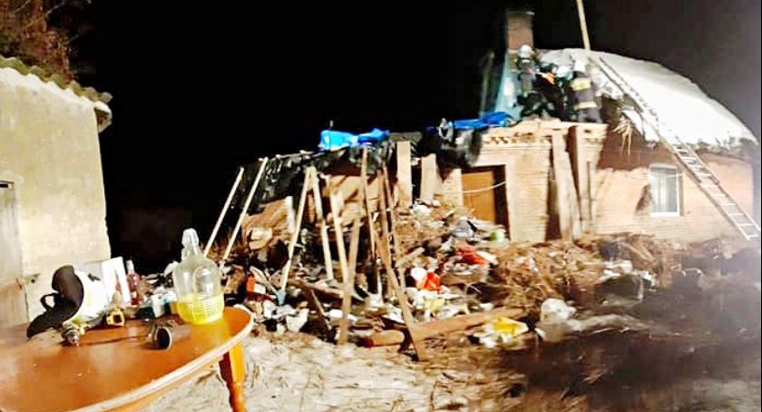 Zawalił się dach w Płochocinku. Siedmioosobowa rodzina straciła dom [ZDJĘCIA]