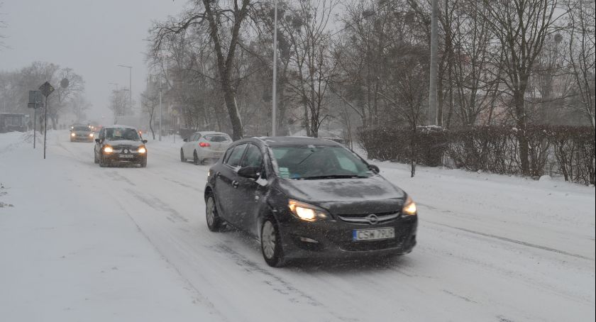 Trudne warunki na drogach. Uważajcie za kierownicą [AKTUALIZACJA]