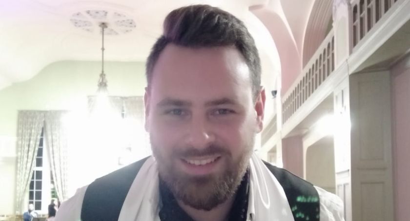 Szymon Górski czerpie radość ze śpiewu i gry na saksofonie. Z chórem i orkiestrą zwiedził wiele krajów