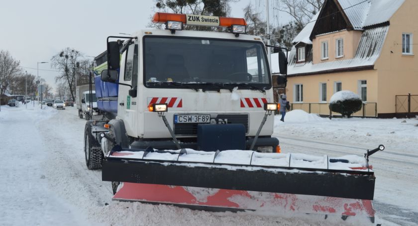 Dlaczego lód na drogach zalega pod śniegiem i czy zima zaskoczyła drogowców? 