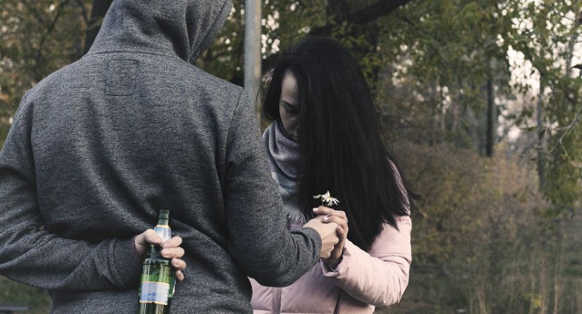 Młodzież chodzi z głośną muzyką po mieście i zakłóca spokój - skarżą się mieszkańcy. Policja apeluje, żeby zgłaszać łamanie prawa