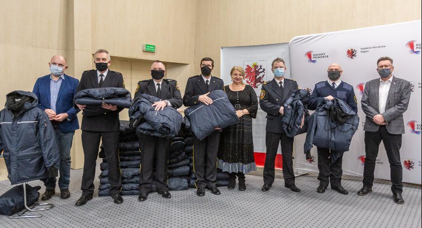 Kurtko-śpiwory od marszałka. Trafią do bezdomnych w Świeciu [ZDJĘCIA]