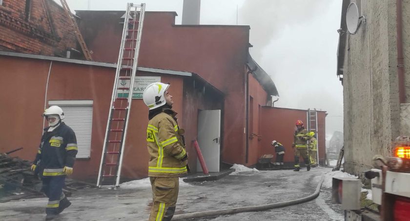 Pożar piekarni i mieszkania. Na miejscu działało 10 zastępów straży pożarnej