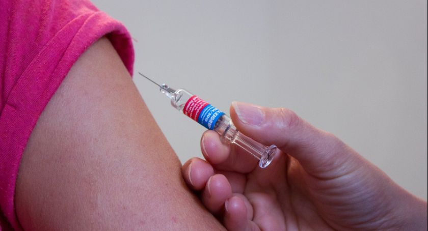 Nauczyciele po szczepieniach biorą wolne. Mają gorączkę i ból mięśni