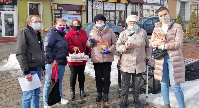 Babeczka i chwila rozmowy - tak podopieczni Środowiskowego Domu Samopomocy integrowali się z mieszkańcami Świecia