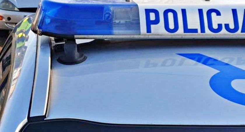 Kierowca wjechał w cieżarowego dafa i uciekł. Szuka go policja
