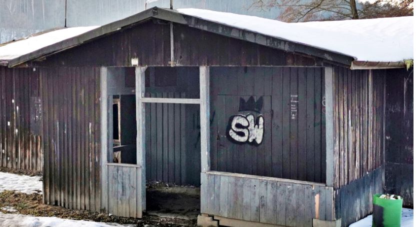 W Żurze regularnie dewastowany są śmietniki, a hangar na kajaki czeka na odnowienie [ZDJĘCIA]