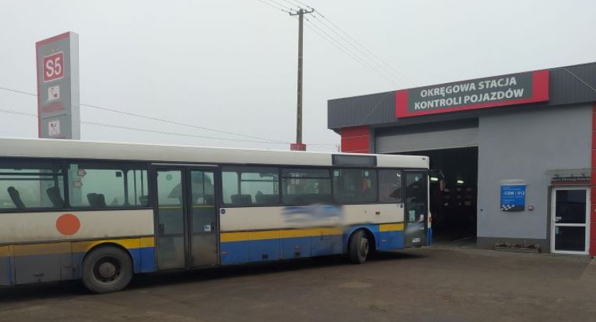 Autobusy dowożące dzieci do szkoły w Pruszczu nie powinny wyjechać na drogi. Kontrola WITD [ZDJĘCIA]
