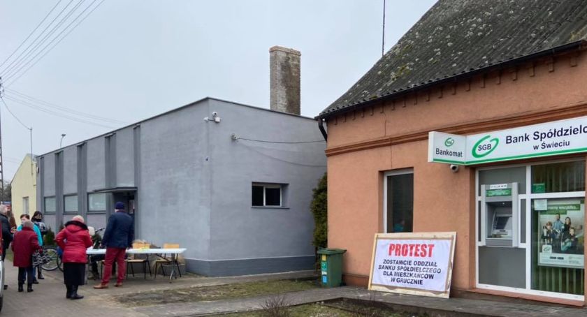 Trwa protest mieszkańców Gruczna przeciwko likwidacji banku. Radni zbierają podpisy