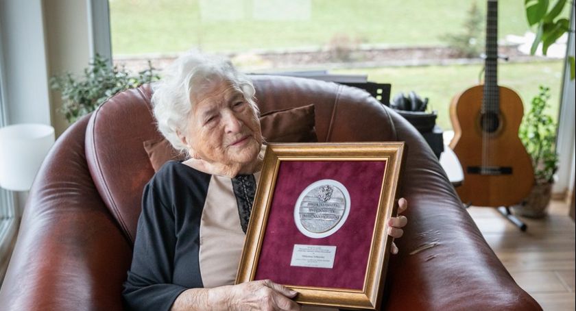 Pani Władysława z Wałkowisk w maju skończy 101 lat. Została uhonorowana medalem przez marszałka [ZDJĘCIA]