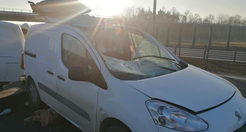 Koło uderzyło w przednią szybę peugeota. 25-latka jest w ciężkim stanie 