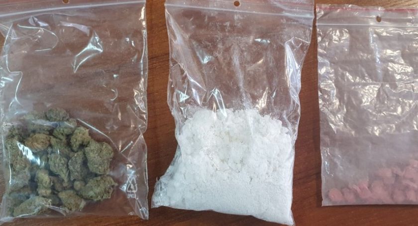 Ecstasy, marihuanę i amfetaminę miał w mieszkaniu 37-latek. To nie jedyne przewinienia na jego koncie