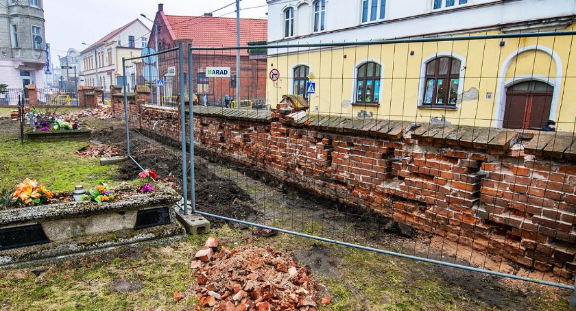 Remont ogrodzenia starego cmentarza w Świeciu. Mur ma około 130 lat