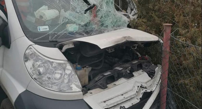 Wypadek na trasie Nowe-Warlubie. Dostawczak uderzył w ogrodzenie
