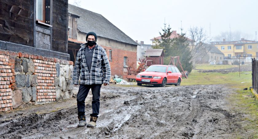 Państwo Kozakowie nie mogą wjechać na swoją posesję