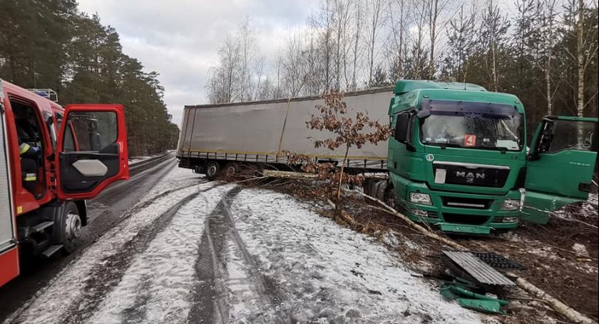 TIR wpadł do rowu na trasie Świecie-Sulnówko. Wyciąganie wozu trwało 4 godziny