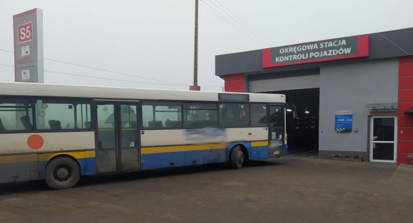 Niesprawne autobusy dowoziły dzieci do szkoły w Pruszczu. Jak tłumaczy się PKS?