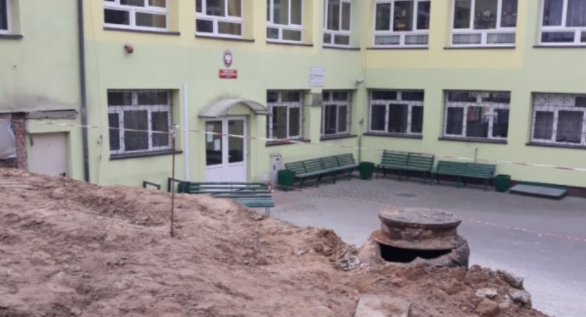Przy Zespole Szkół Ponadpodstawowych w Świeciu trwają prace. Co zostanie zmienione? [ZDJĘCIA]
