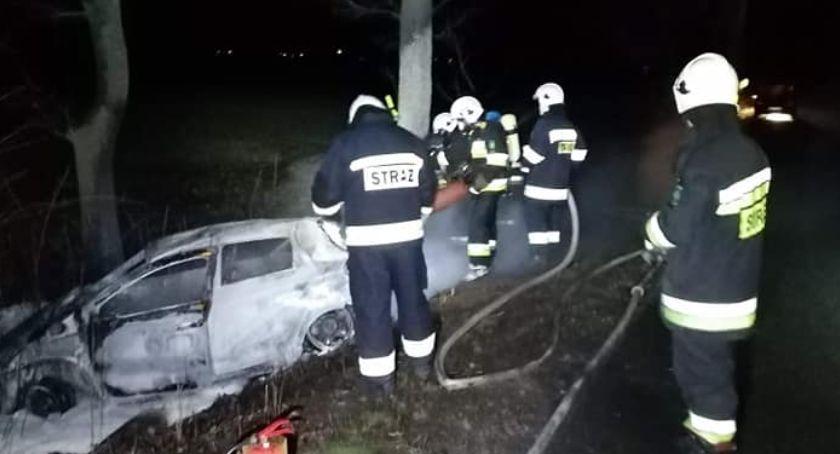 Groźne zdarzenie w gminie Pruszcz. Auto wypadło z drogi i stanęło w płomieniach [ZDJĘCIA]