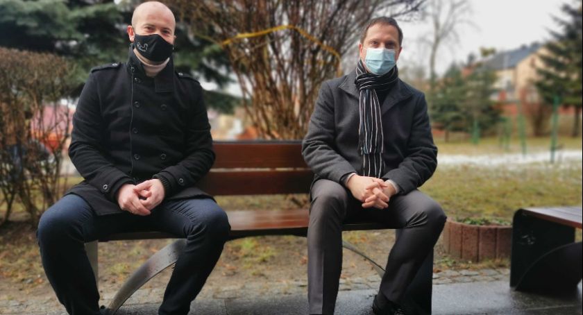 Nowe ławki stanęły w Świeciu. Podobno są wandaloodporne [ZDJĘCIA]