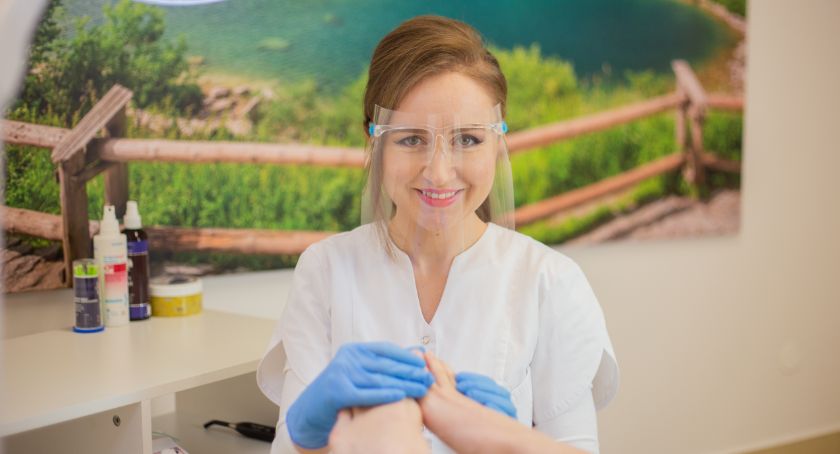 Agnieszka Bonna dba o stopy swoich klientów. Zachęca, żeby odważyć się na pierwszą wizytę u podologa