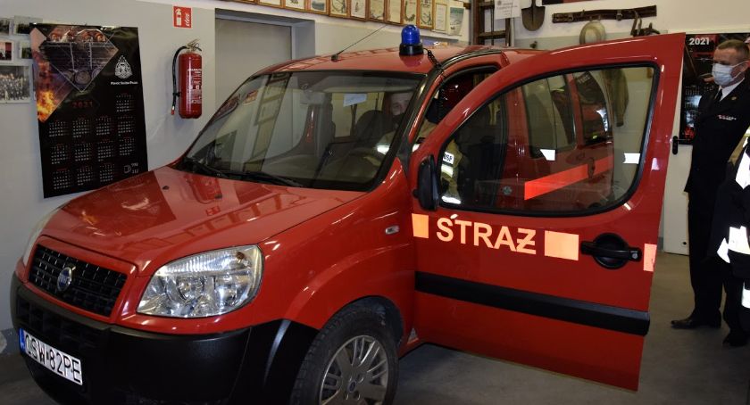 Strażacy z Brzeźna mają nowy samochód. Będzie on m.in. dowoził ludzi na szczepienia