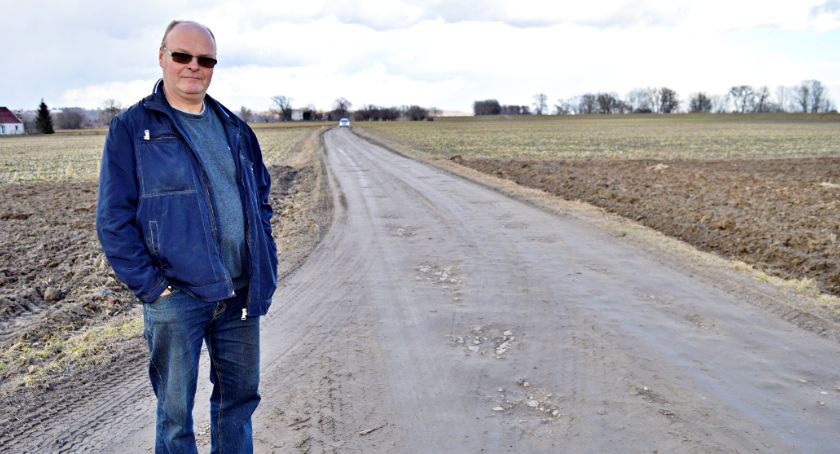 Ludzie po błocie chodzą do pracy i szkoły. Janusz Mąka wraz z sąsiadami walczą o drogę