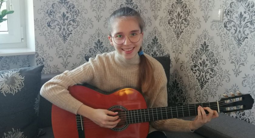 Poznajcie Alicję Woźniakowską. Gra na klawiszach, gitarze, śpiewa